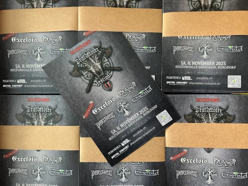 Das Bild zeigt die Flyer des Drachetöter Festival vom 8. November 2025. Einer der Flyer liegt schräg auf den anderen gebundenen Packeten.