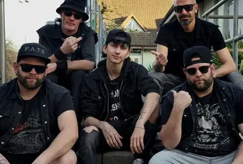 Die Bandmitglieder von From Ashes To Earth