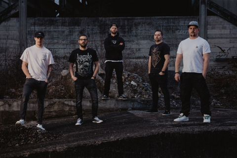 Die Bandmitglieder von No Less Violent