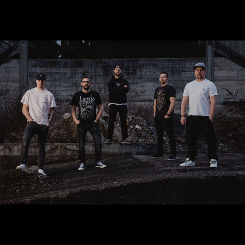 Die Bandmitglieder von No Less Violent